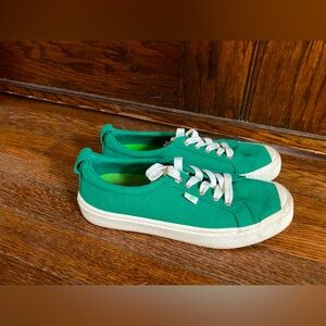Green Cariuma sneakers worn once. Super comfortable and eco friendly. Size 8
